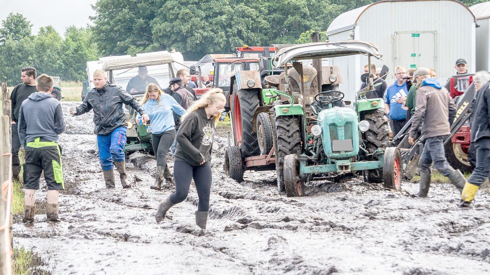 Schlammschlacht in Rechtsupweg: Der völlig durchweichte Boden setzte Mensch und Maschinen erheblich zu. Foto: Folkert Bents
