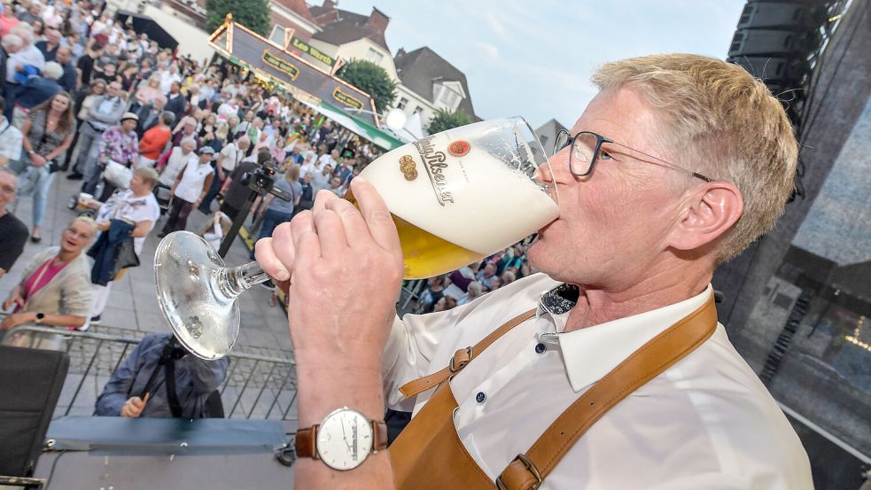 Am 18. August 2023 eröffnete Bürgermeister Horst Feddermann (parteilos) das Auricher Stadtfest. Einen Tag später kam es dort zu einem folgenschweren Streit unter Besuchern. Foto: Archiv/Ortgies