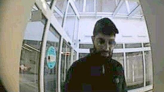 Dieser Mann soll Geld vom Konto einer 84-Jährigen aus Uplengen abgehoben haben. Foto: Polizei