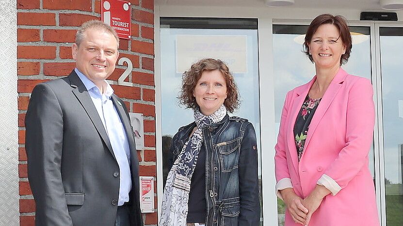 Marcus Aukskel (von links), Interimsgeschäftsführer der WBN, begrüßt die neue Kurdirektorin Eva Krüger-Linzer und Silke Adena, Assistentin der Kurdirektorin. Foto WBN