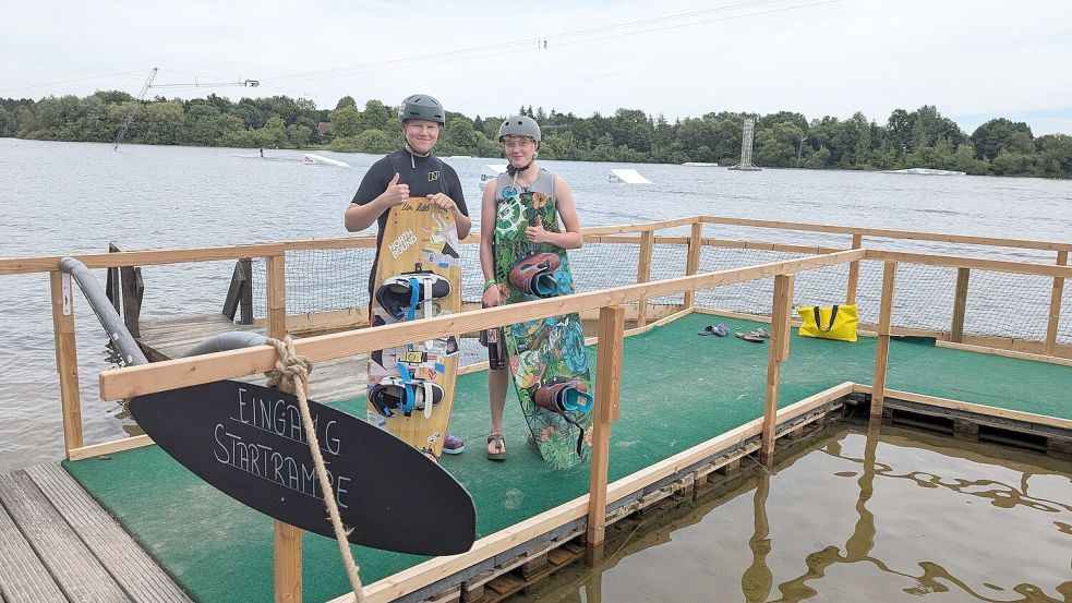 Johannes Hofmann (links) und Nils Stubinitzky auf dem provisorischen Steg der Auricher Wakeboardanlage. Foto: Mareka Dirksen