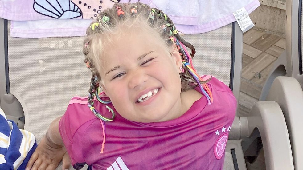 Milla (hier im Türkei-Urlaub vor wenigen Tagen) wirkt wieder glücklich. Und auch ihre langen Haare, die sie durch die Chemotherapien verloren hatte, sind wieder nachgewachsen. Foto: privat