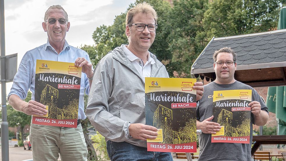 Manfred Kruse (von links), Michael Dirksen-Müller und Robin Stix stellten das Programm von „Marienhafe bei Nacht“ vor. Foto: Folkert Bents