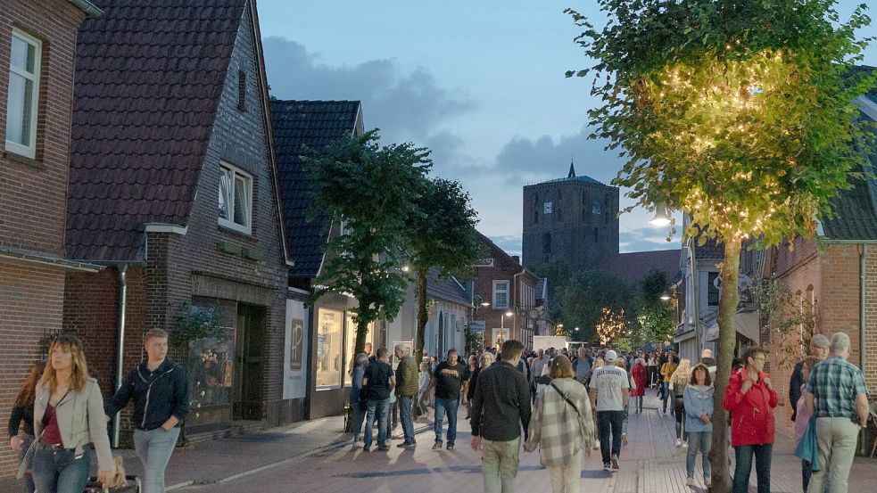 Lichter, wie hier in der Rosenstraße, sorgen für besondere Atmosphäre. Foto: Folkert Bents