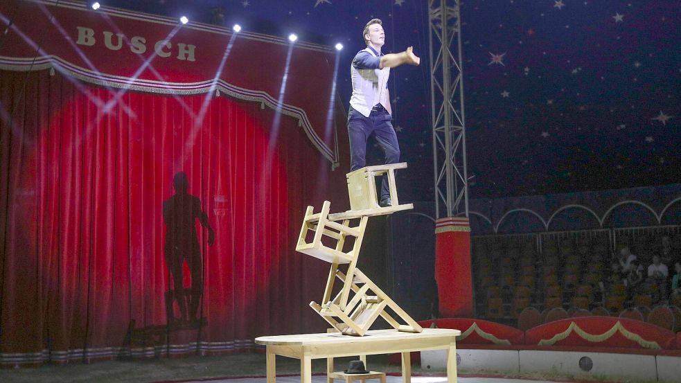 Maciej Sokołowski bei einer wackeligen Akrobatiknummer. Foto: Romuald Banik