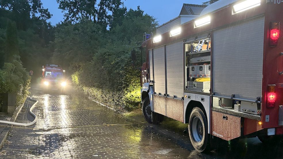 Die Feuerwehren waren am Freitagabend auch in Aurich im Dauereinsatz, wie an der Johanniskirche im Ortsteil Sandhorst . Foto: Jannik Leerhoff