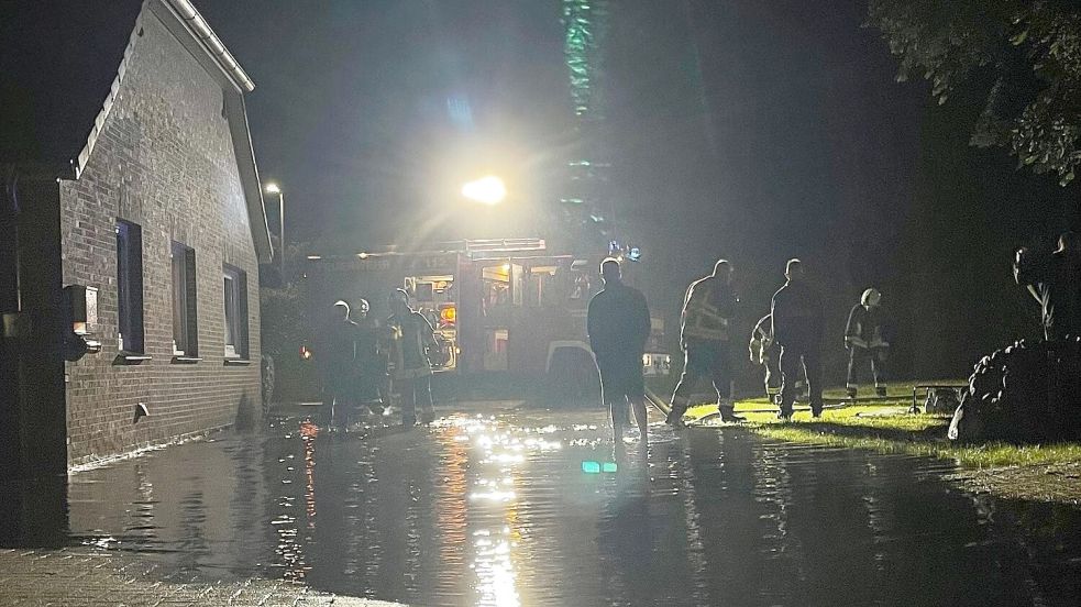 Auch in Wiesens sind Regenmassen auf Grundstücke und in Häuser eingedrungen Foto: Feuerwehr Wiesens