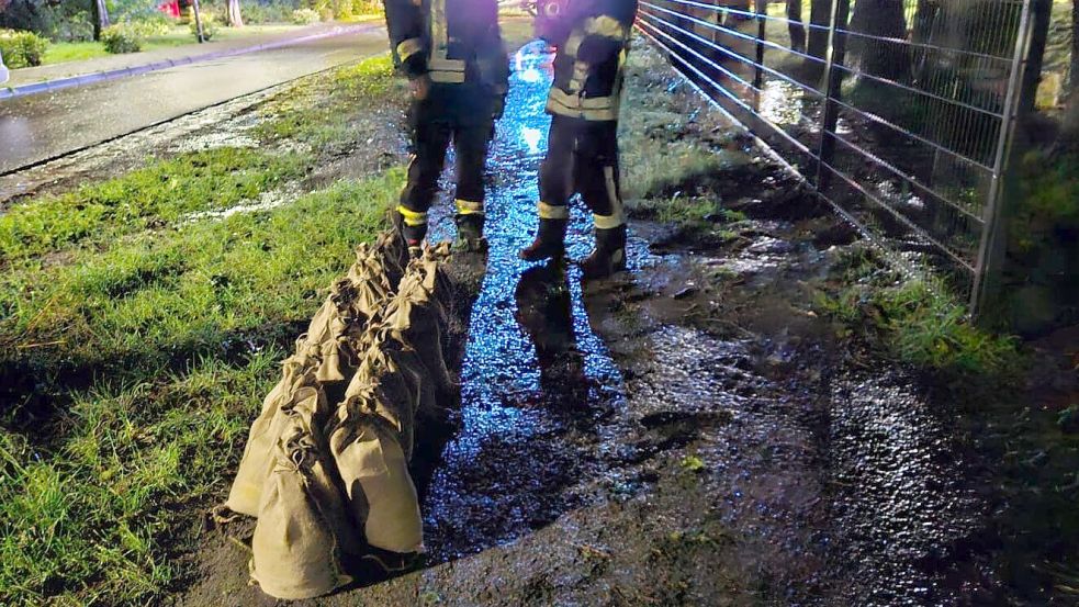 An der Schulstraße in Sandhorst wurden Sandsäcke befüllt. Foto: Feuerwehr Sandhorst