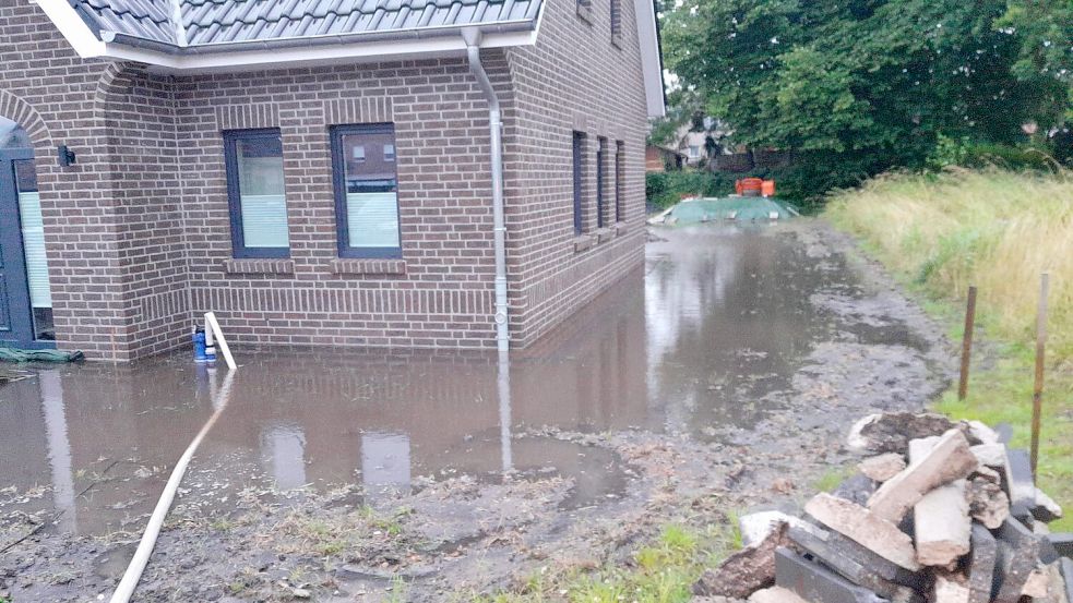 In einige Häuser in Ihlow lief das Wasser hinein. Foto: Feuerwehr