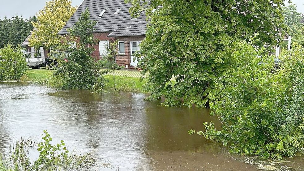 An einigen Stellen in Ihlow sammelte sich das Wasser nahe an Häusern. Foto: Feuerwehr