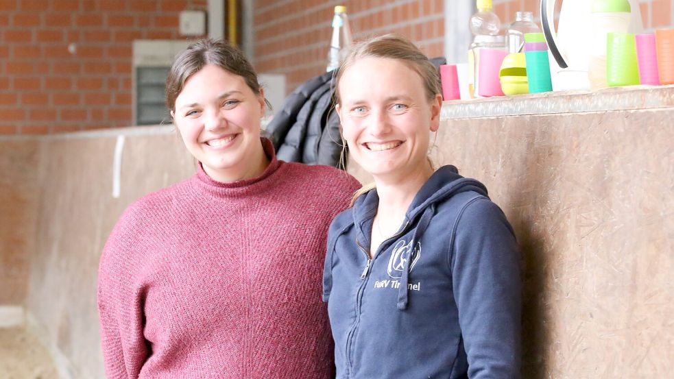 Christina Wessel (links) und Tomke Grünefeld haben sich im Reitunterricht beim FuR kennengelernt – jetzt voltigieren ihre Kinder gemeinsam. Foto: Böning