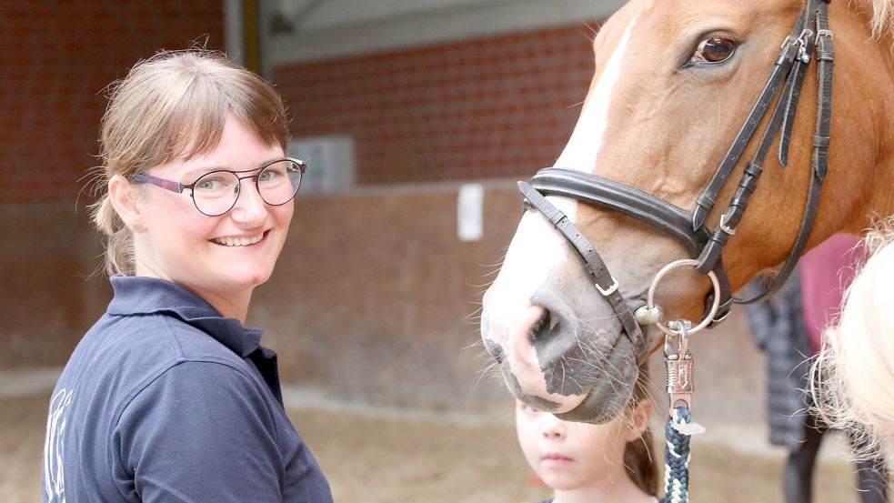 Helena Bekel ist die Vorsitzende des Fahr- und Reitvereins Timmel (FuR) und voltigiert jeden Donnerstag mit den jüngsten Vereinsmitgliedern. Foto: Böning