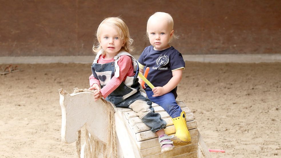Die einjährigen Cousinen Tammi Grünefeld (links) und Mika Beken sind die jüngsten Mitglieder des Fahr- und Reitvereins Timmel. Sie sind schon bei den Minis beim Voltigieren dabei. Foto: Böning