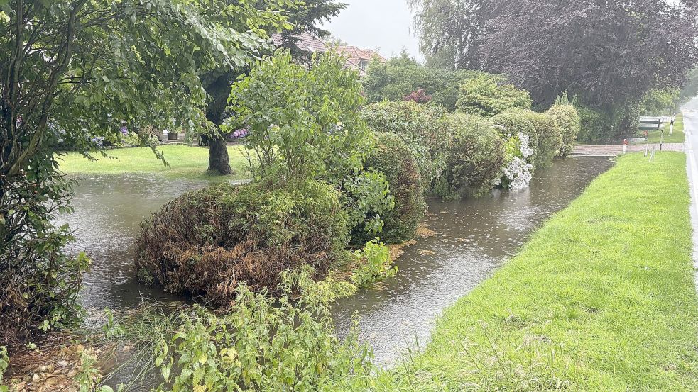 An der Neuen Straße floss das Wasser in mehreren Bereichen auch nicht mehr ab. Foto: Karin Böhmer
