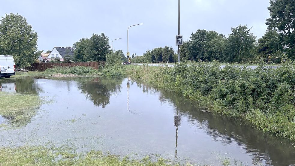 Der Graben an der Bundesstraße konnte das Wasser nicht aufnehmen. Foto: Karin Böhmer