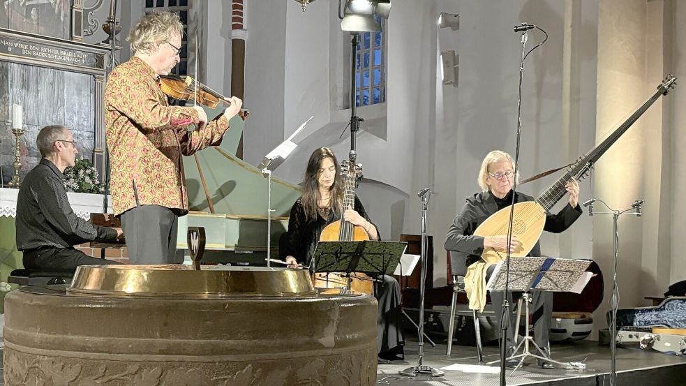 Micheal Behringer (von links), Daniel Sepec, Hille Perl und Lee Santana brachten barocke Zeiten in die Victorburer Kirche zurück. Foto: Karin Böhmer