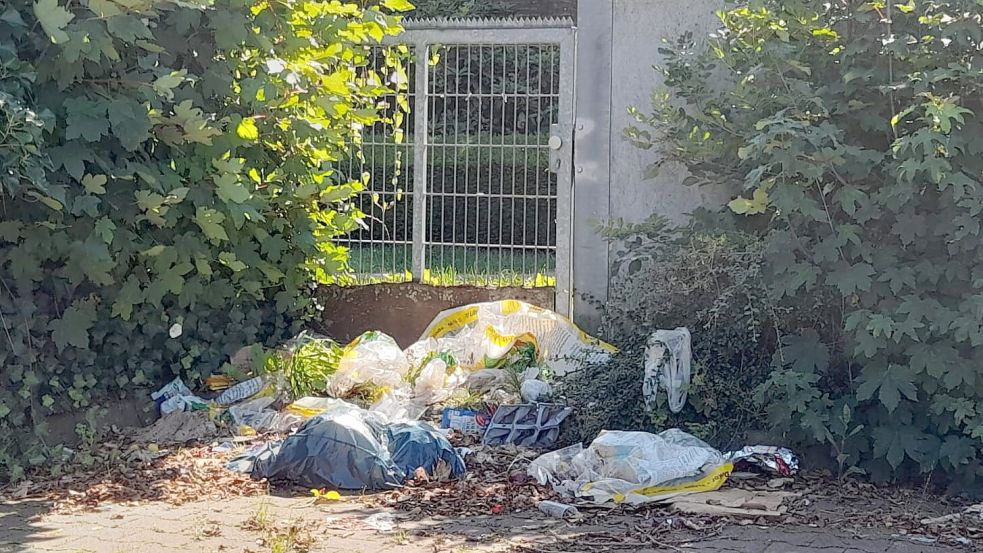 Auf dem alten Edeka-Parkplatz wurde zuletzt vermehrt illegal Müll und Unrat abgeladen. Foto: Sarah Dirks