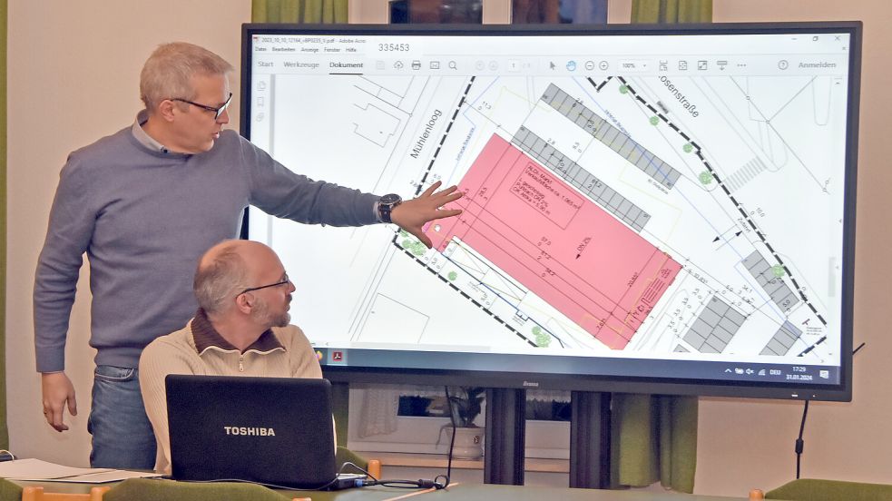 Der Brookmerlander Bauamtsleiter Jochen Behrends (stehend) und Constantin Block vom Planungsbüro Thalen erläuterten im Februar dieses Jahres die Bauleitplanung für Aldi. Foto: Thomas Dirks