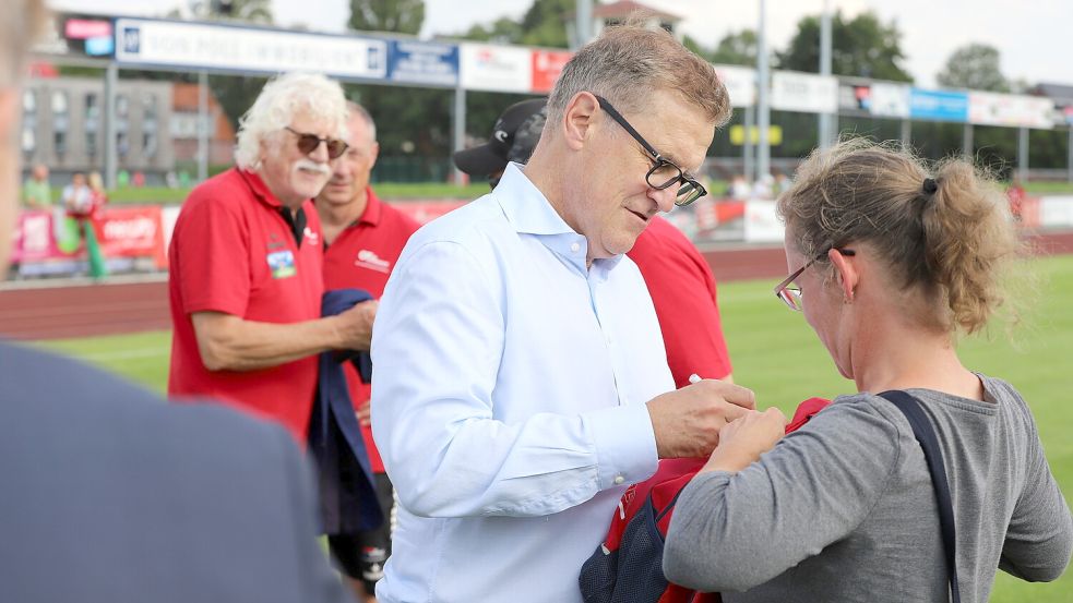 Jan-Christian Dreesen erfüllte jeden Autogrammwunsch am Ellernfeld. Für die nächste Ausgabe des Ostfrieslandpokals will er auch wieder vorbeischauen. Fotos: Wilfried Gronewold