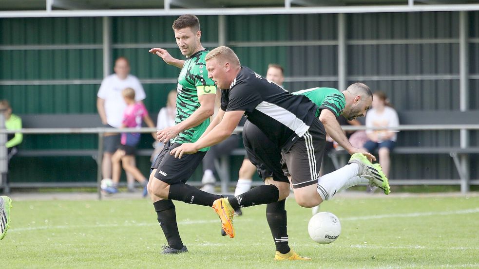 Wiesens kam in dem umkämpften Spiel erst in der zweiten Halbzeit so richtig auf Touren und schoss noch vier Tore gegen die Mannschaft aus Borkum. Fotos: Wilfried Gronewold