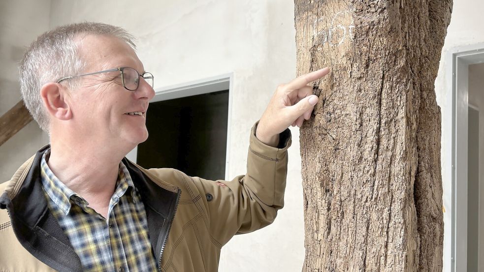 Architekt Wilhelm Lienstromberg begleitet von Anfang an das Projekt. Er zeigt auf eine Kreidemarkierung „1567“, die das Alter des Balkens zeigt. Fotos: Christin Wetzel