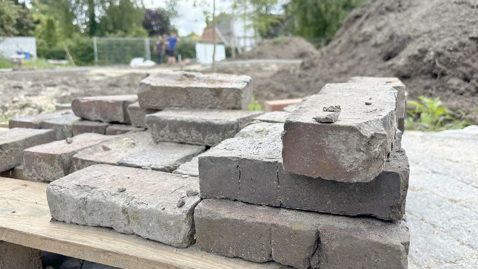 Gestapelte Zeitgeschichte: Auf dieser Palette lagern geborgene Steine aus mehreren Zeitaltern der Gebäudegeschichte.