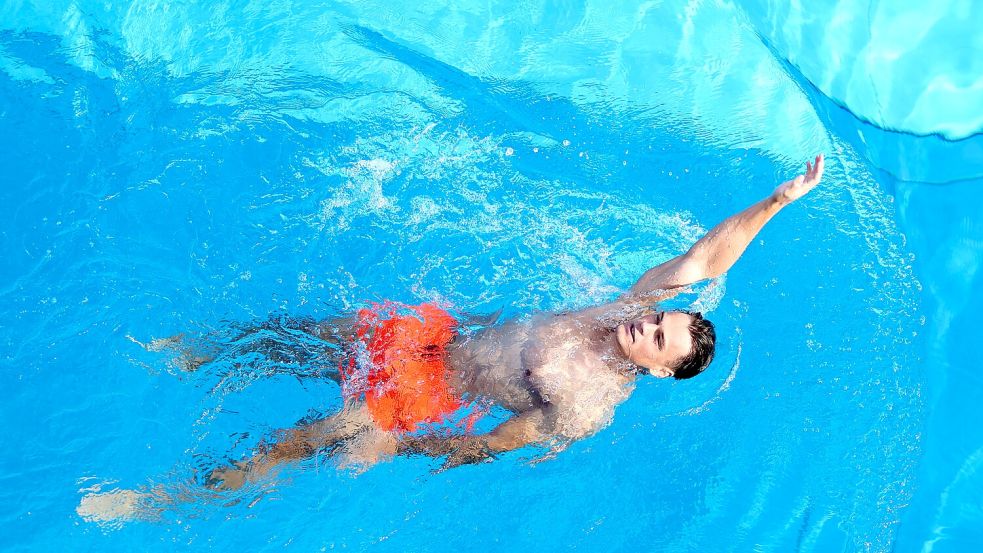Schwimmen im türkisblauen Pool: Wo mit punkten Freibäder bei Besuchern? Ein Ranking verrät es. Foto: IMAGO/Eibner