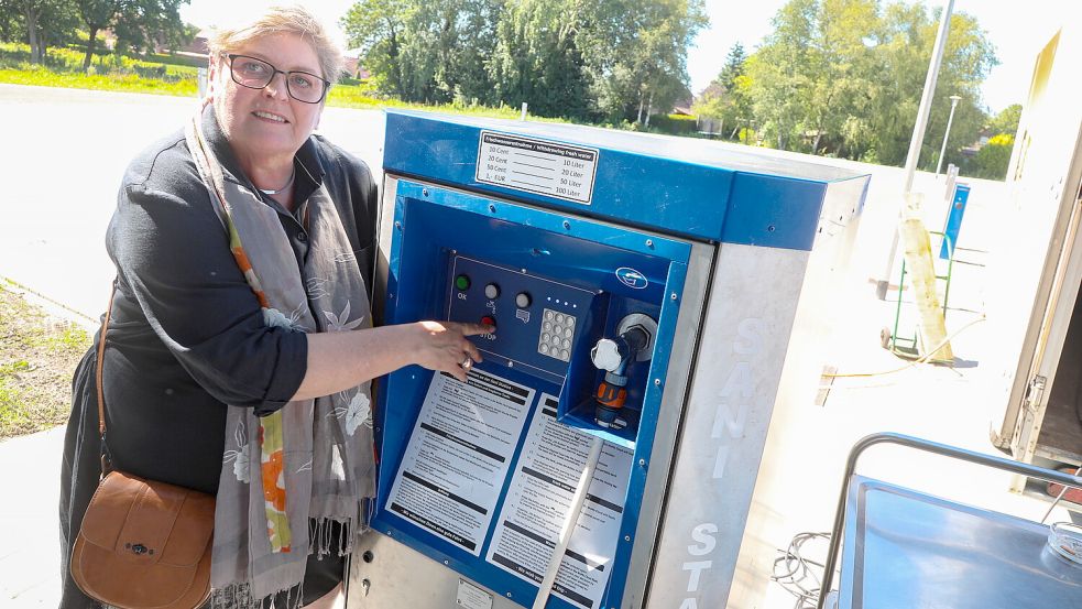 Fachbereichsleiterin Annette Lang erklärt die Sani-Station. Foto: Romuald Banik