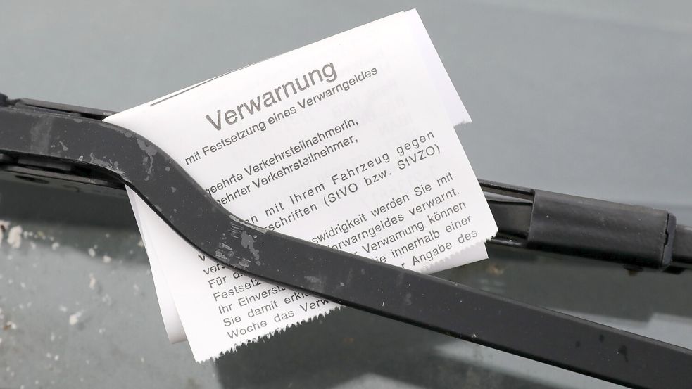 Ein Knöllchen kann für verschiedene Verstöße im ruhenden Verkehr ausgestellt werden und hat in der Regel ein Verwarnungsgeld zur Folge. Foto: DPA
