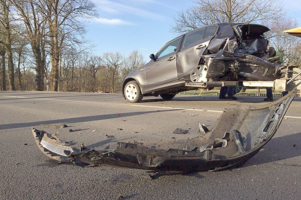 Die Wagen wurden schwer beschädigt. Bild: Mohr
