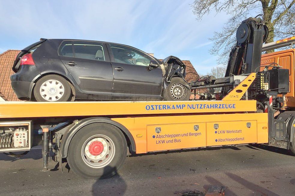 Insgesamt sind drei Wagen an dem Unfall beteiligt. Bild: Mohr