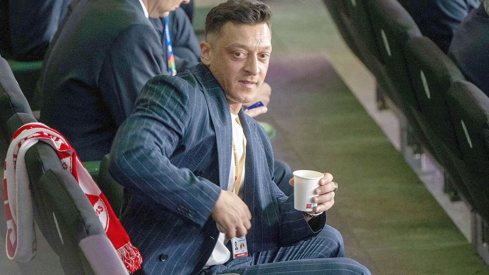 Ex-Nationalspieler Mesut Özil beim EM-Viertelfinale zwischen Türkei und Niederlande auf der Tribüne im Berliner Olympiastadion. Foto: IMAGO/Matthias Koch