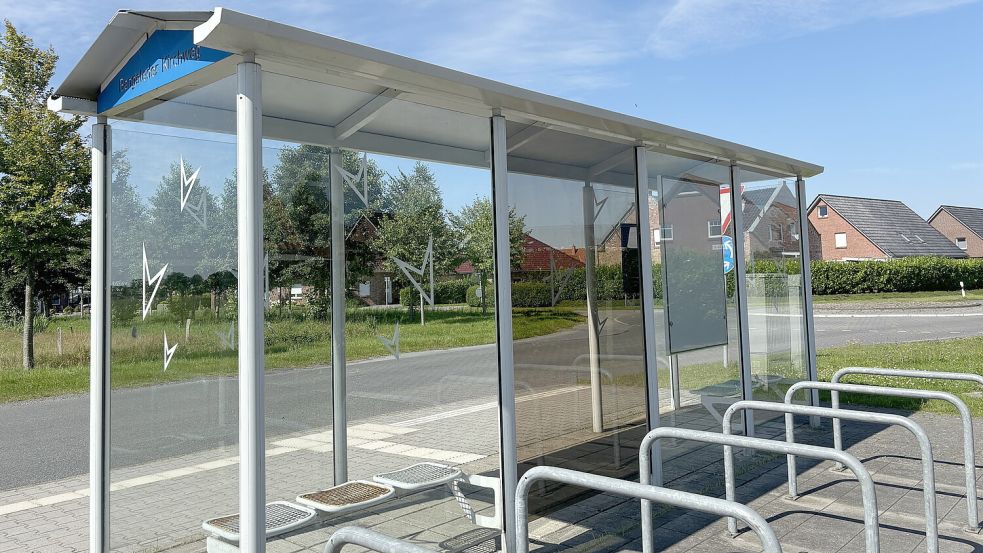 Hier hält auch künftig nur selten ein Bus: Die Haltestelle an der Bangsteder Kirchstraße in Ihlowerfehn. Foto: Christin Wetzel