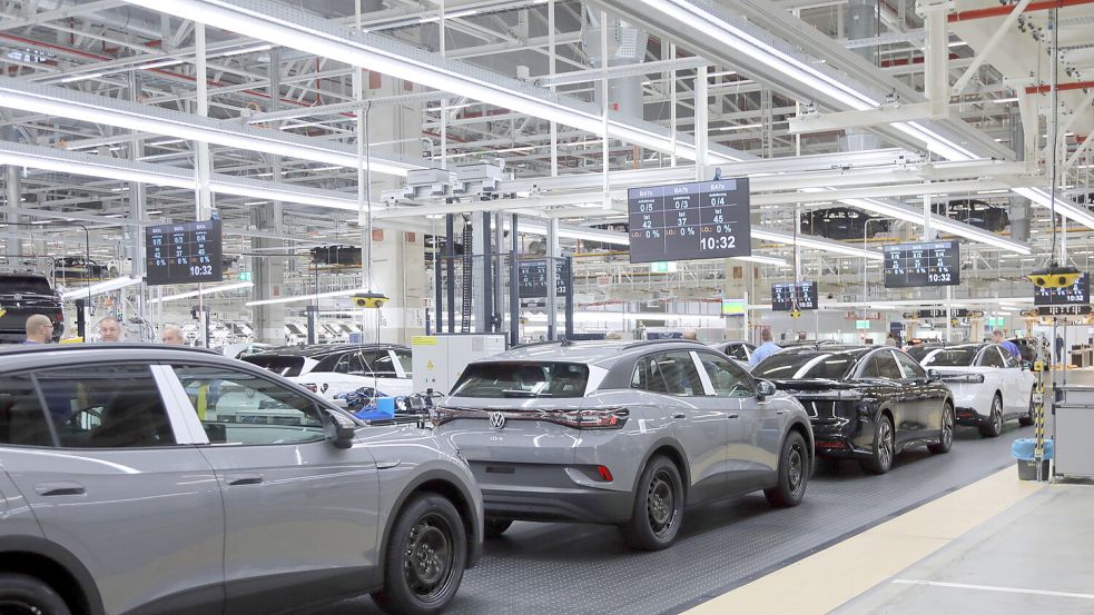 Derzeit laufen im Emder Volkswagenwerk wieder mehr Elektroautos, wie hier der ID 4, vom Band. Foto: Romuald Banik