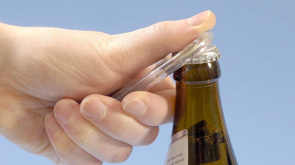 Die meisten Glasflaschen kommen in die Pfandrückgabe. Aber wohin mit dem Kronkorken – in den Restmüll oder in den Gelben Sack? Foto: IMAGO/teutopress