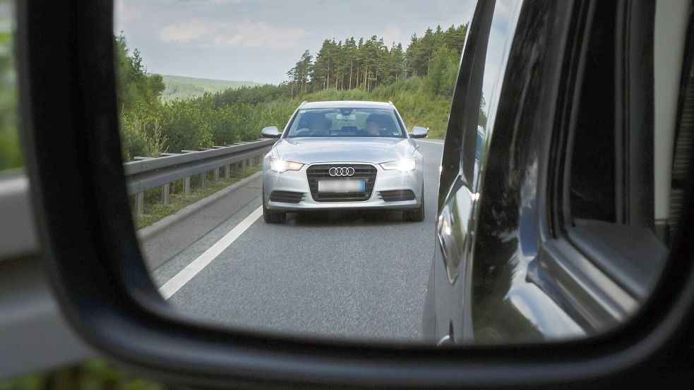 Dichtes Auffahren auf der Autobahn ist sehr gefährlich, weil damit der Fahrer seine Zeit zum Bremsen und Ausweichen verringert. Foto: IMAGO/photothek