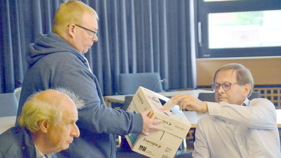Richard Rokicki (rechts) trat gegen Stolte an. Rolf Stemmler (CDU) war mit der Wahlurne unterwegs. Foto: Aiko Recke