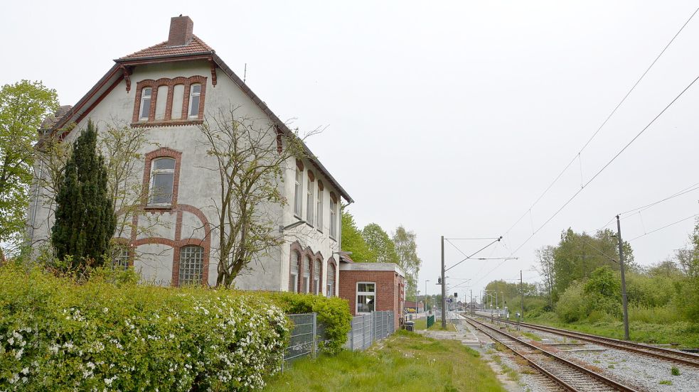 Das alte Marienhafer Bahnhofsgebäude gehört der Samtgemeinde. Sie hatte es 2013 bei einer Auktion für 36.500 Euro erworben. Foto: Thomas Dirks