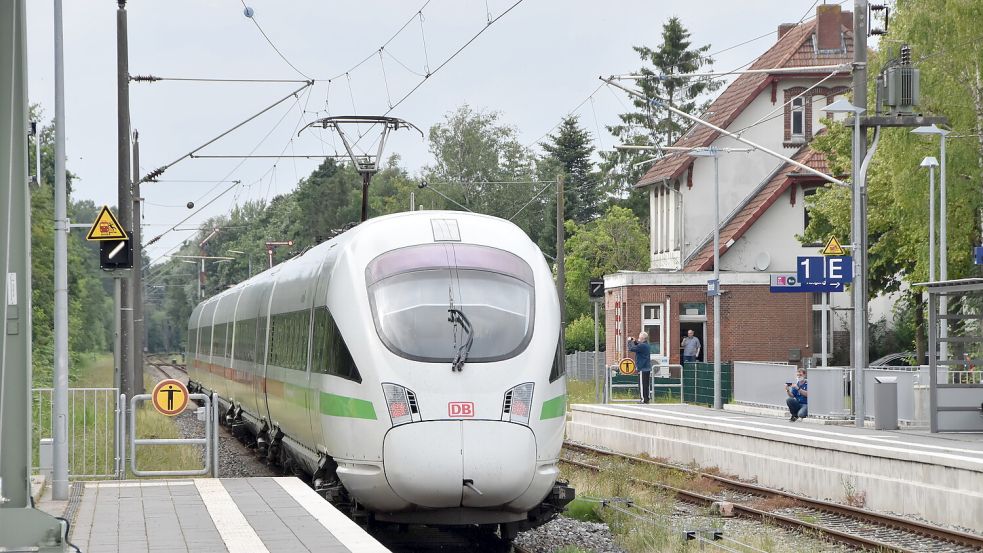 Das alte Bahnhofsgebäude, an dem hier im Juli 2020 erstmals ein ICE vorbeifährt, soll unter Denkmalschutz gestellt werden. Archivfoto: Dirks