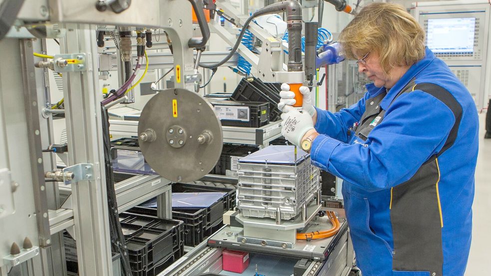 Die Herstellung von Akkus für Elektroautos wie im sächsischen Kamenz soll tausende neue Jobs in Deutschland schaffen. Schärfere CO₂-Regeln der EU könnten das zunichtemachen, fürchtet der Verband der Automobilindustrie (VDA). Foto: Imago Images / Daniel Schäfer