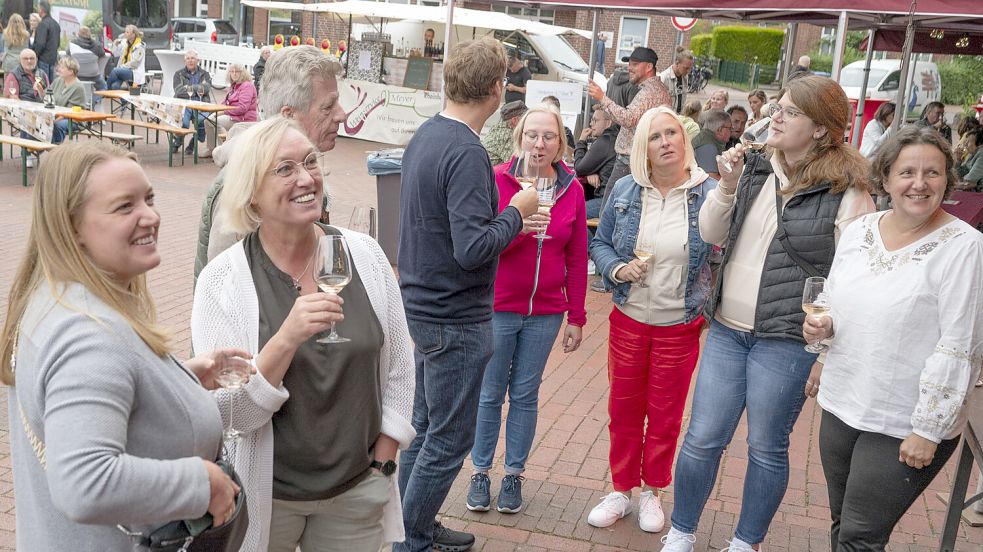Auf dem Weinfest in Marienhafe herrschte gelöste Stimmung. Foto: Folkert Bents