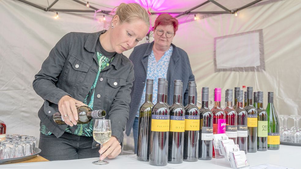 Carina Schulz (von links) und Birgit Phillips von der Weinkiste Upende, die erstmals in Marienhafer vertreten ist. Foto: Folkert Bents