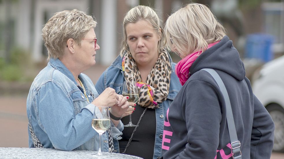 Vertieft ins Gespräch bei einem Glas Wein waren diese Weinfest-Besucherinnen. Foto: Folkert Bents