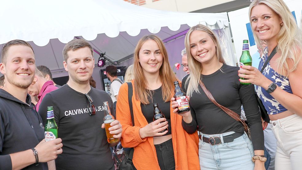 Martin (von links), Christopher, Nona, Malena und Maike aus Aurich und Emden sind gern bei den Sommerfesten in Aurich dabei. Fotos: Helmut Vortanz