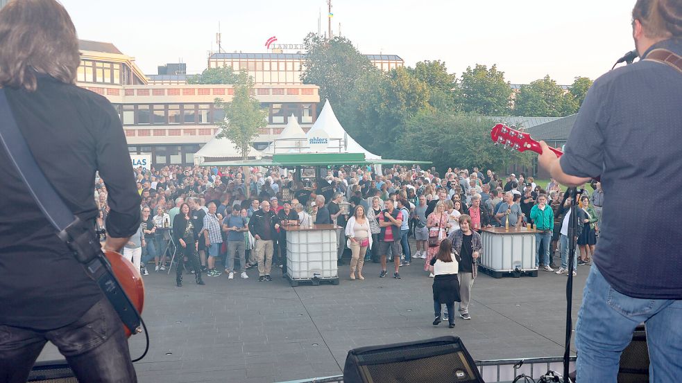 Blick von der Bühne auf das gut besuchte Bierfest. Am Freitagabend sorgten hier „Mexxis“ für Live-Musik.