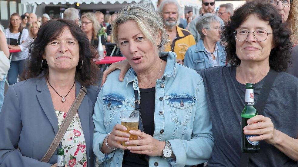 Sabine (von links), Linda und Ute lieben alle Auricher Feste. Foto: Helmut Vortanz
