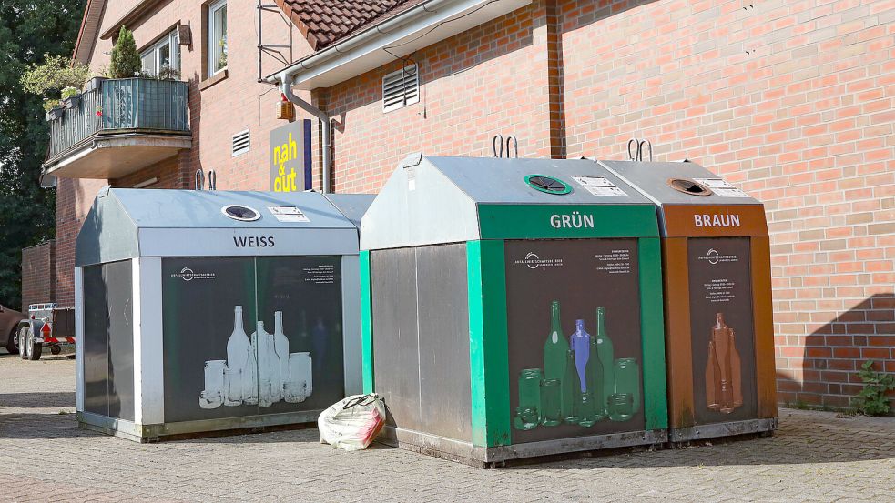 Der Altglas-Container in Westerende-Kirchloog. Auch hier wird immer wieder Müll einfach daneben gestellt und es ist stellenweise zu eng für das Sammelfahrzeug. Foto: Romuald Banik