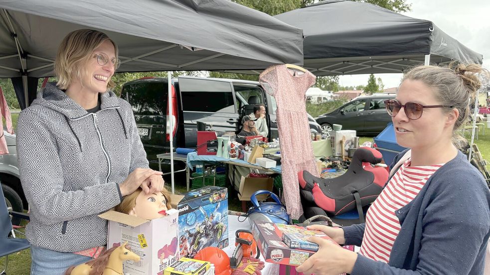 Schätze zum Kaufen fanden die Besucher auf dem Flohmarkt. Hier stellte etwa Heike Moltz aus Marienhafe ihre Waren zum Verkauf. Florence Lacouriere aus Düsseldorf wurde fündig. Fotos: Christin Wetzel