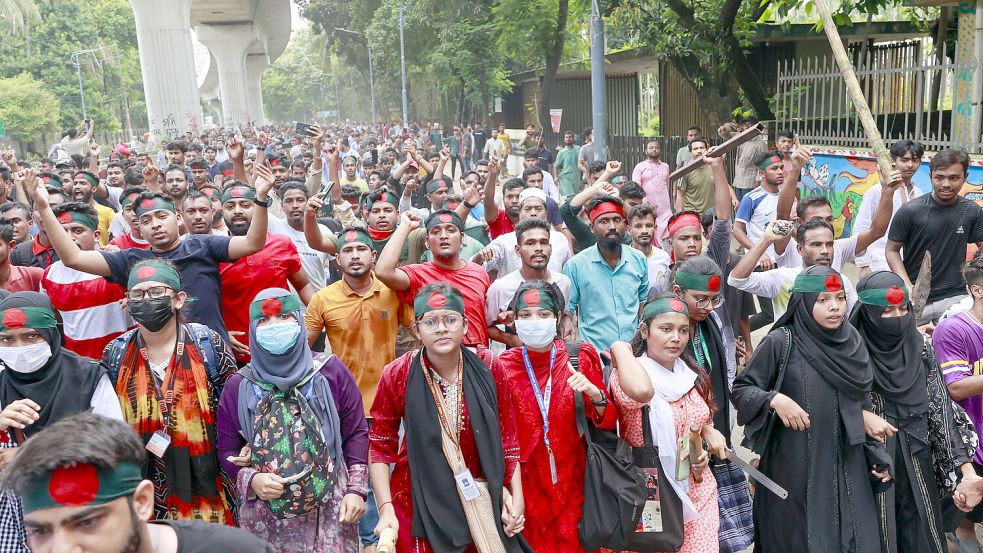Studenten beim Protest gegen die Regierung von Bangladesch. Inzwischen haben Demonstranten sogar den Amtssitz der Regierungschefin Hasina gestürmt. Foto: dpa/ZUMA Press Wire/Suvra Kanti Das