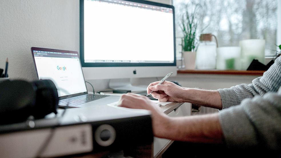 Mouse Jiggler oder Auto-Clicker sind beliebte Methoden unter Arbeitnehmern, die viel im Home office arbeiten: Jetzt regieren Arbeitgeber energisch – sogar vor Privatdetektiven wird nicht zurück gescheut. Foto: dpa/Fabian Strauch